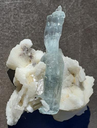 Beryl (variety Aquamarine), Albite, Muskovite<br />Bulochi (Balochi), Valle Astor, Distrito Astor, Gilgit-Baltistan (Áreas del Norte), Paquistán<br />4,5 x 4 cm<br /> (Author: Volkmar Stingl)