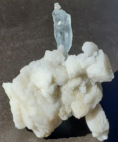 Beryl (variety Aquamarine), Albite, Muskovite<br />Bulochi (Balochi), Valle Astor, Distrito Astor, Gilgit-Baltistan (Áreas del Norte), Paquistán<br />4,5 x 4 cm<br /> (Author: Volkmar Stingl)