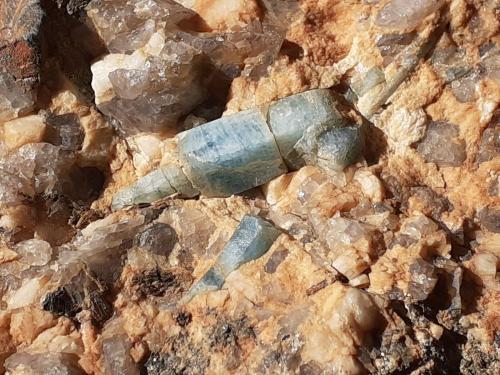 Beryl (variety Aquamarine)<br />Mina California Blue, Yucca Valley, Condado San Bernardino, California, USA<br />13 x 9 cm<br /> (Author: Volkmar Stingl)