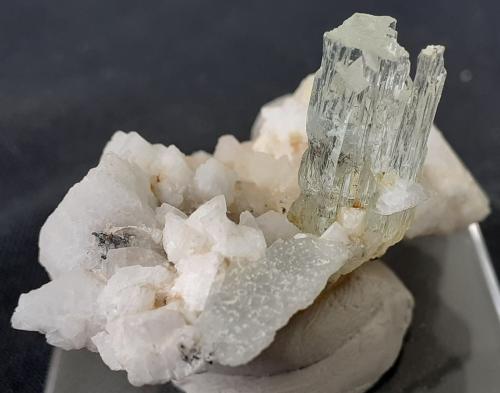 Beryl (variety aquamarine), Albite, Quartz<br />Chelyabinsk Oblast, Distrito Federal Ural, Rusia<br />5 x 3 cm<br /> (Author: Volkmar Stingl)