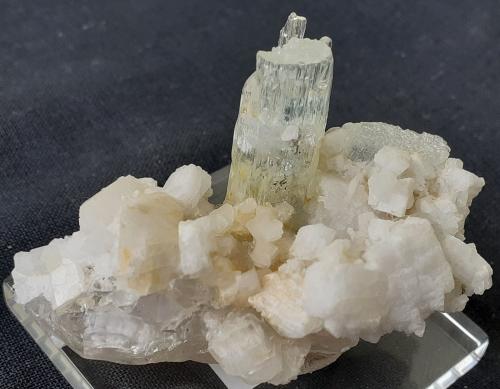 Beryl (variety aquamarine), Albite, Quartz<br />Chelyabinsk Oblast, Distrito Federal Ural, Rusia<br />5 x 3 cm<br /> (Author: Volkmar Stingl)