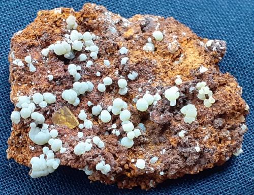 Wulfenite, Mimetite<br />Mina Ojuela, Mapimí, Municipio Mapimí, Durango, México<br />3,5 x 2,5 cm<br /> (Author: Volkmar Stingl)