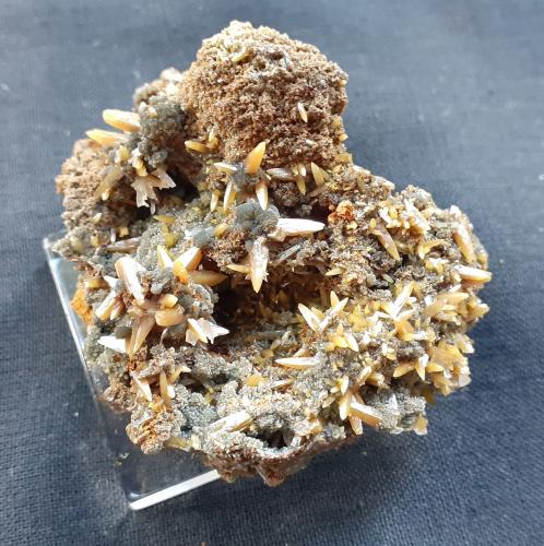 Wulfenite, Mimetite<br />Mina Ojuela, Mapimí, Municipio Mapimí, Durango, México<br />4,5 x 4 cm<br /> (Author: Volkmar Stingl)