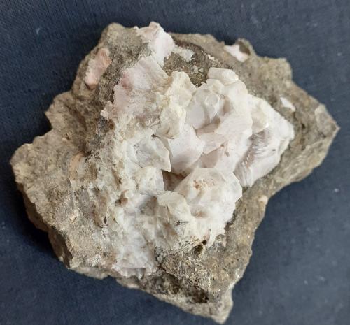 Analcime, Natrolite<br />Alpe Siusi (Alpe Seis, Seiser Alm), Valle Gardena (Valle Gröden), Provincia Bolzano, Trentino-Alto Adige (Trentino-Südtirol), Italia<br />5 x 5 cm<br /> (Author: Volkmar Stingl)