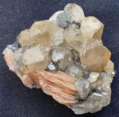 Cerussite, Barite<br />Zona mina ACF, Distrito minero Mibladen, Mibladen, Midelt, Provincia Midelt, Región Drâa-Tafilalet, Marruecos<br />3 x 3 cm<br /> (Author: Volkmar Stingl)