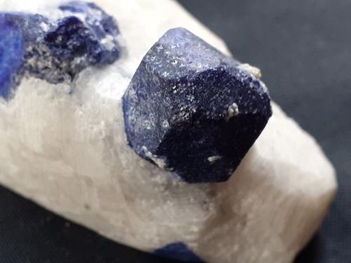 Lazurite on Calcite<br />Sar-e Sang, Valle Koksha, Distritos Khash & Kuran Wa Munjan, Provincia Badakhshan, Afganistán<br />5,5 x 3,5 cm<br /> (Author: Volkmar Stingl)