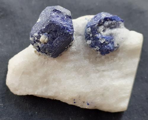 Lazurite on Calcite<br />Sar-e Sang, Valle Koksha, Distritos Khash & Kuran Wa Munjan, Provincia Badakhshan, Afganistán<br />5,5 x 3,5 cm<br /> (Author: Volkmar Stingl)