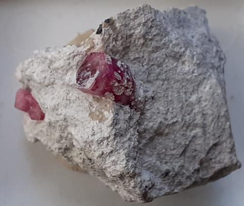 Beryl (variety red beryl)<br />Concesiones Ruby Violet, Montes Wah Wah, Condado Beaver, Utah, USA<br />2,5 x 2 cm<br /> (Author: Volkmar Stingl)