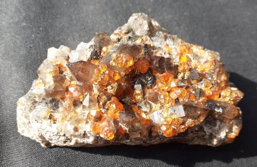 Quartz (variety smoky quartz), Spessartine<br />Tongbei, Yunxiao, Prefectura Zhangzhou, Provincia Fujian, China<br />6,5 x 4 cm<br /> (Author: Volkmar Stingl)