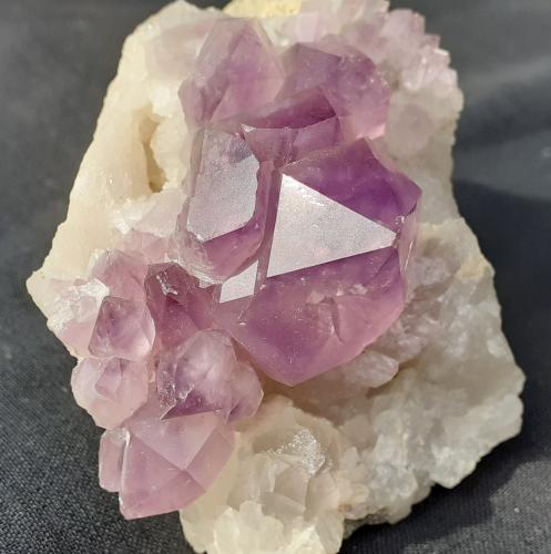 Quartz (variety amethyst)<br />Mina Fengjiashan, Edong, Daye, Prefectura Huangshi, Provincia Hubei, China<br />6 x 5 cm<br /> (Author: Volkmar Stingl)