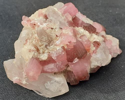 Tourmaline (variety Rubellite), Quartz<br />Montes Gaoligong, Valle Nujiang, Prefectura autónoma Nujiang, Provincia Yunnan, China<br />4,5 x 3 cm<br /> (Author: Volkmar Stingl)