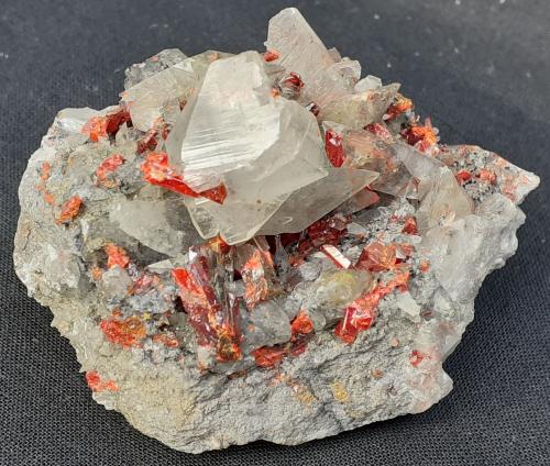 Realgar, Calcite<br />Mina Jiepaiyu (Mina Shimen), Shimen County, Prefectura Changde, Hunan, China<br />5,5 x 4 cm<br /> (Author: Volkmar Stingl)