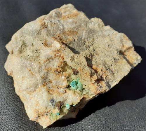 Malachite, Dolomite<br />Kogelmoos, Gallzein, Distrito Schwaz, Tirol Norte, Tirol, Austria<br />6 x 5,5 cm<br /> (Author: Volkmar Stingl)