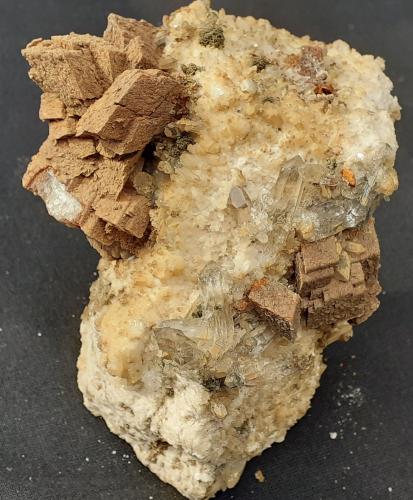 Quartz, Siderite, Chlorite (Group)<br />Saurüssel, Zona Mörchner, Zemmgrund, Valle Ziller (Zillertal), Tirol Norte, Tirol, Austria<br />8 x 7 cm<br /> (Author: Volkmar Stingl)