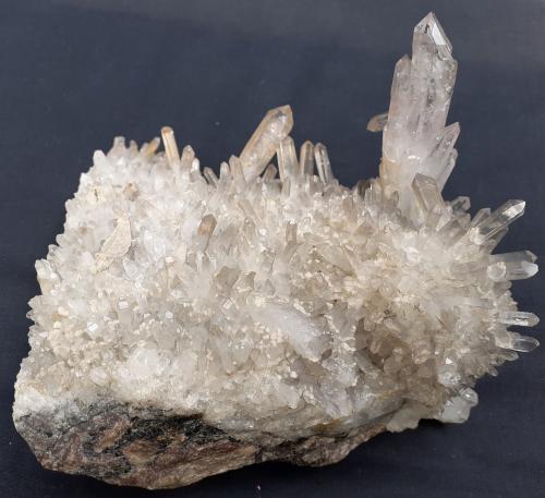 Quartz<br />Banská tiavnica (Schemnitz), Distrito Banská tiavnica, Región Banská Bystrica, Eslovaquia<br />12 x 12 cm<br /> (Author: Volkmar Stingl)