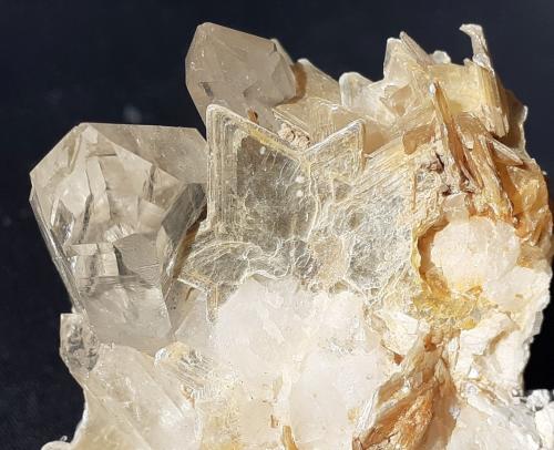 Quartz, Muscovite<br />Distrito Jenipapo, Itinga, Jequitinhonha, Minas Gerais, Brasil<br />6 x 5,5 cm<br /> (Author: Volkmar Stingl)