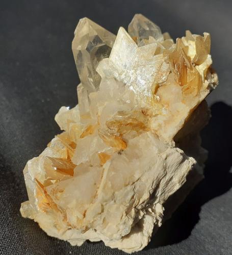 Quartz, Muscovite<br />Distrito Jenipapo, Itinga, Jequitinhonha, Minas Gerais, Brasil<br />6 x 5,5 cm<br /> (Author: Volkmar Stingl)