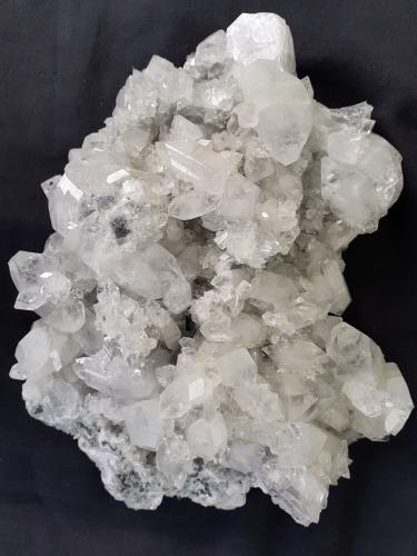 Fluorapophyllite-(K), Stilbite-Ca<br />Distrito Pune (Distrito Poonah), Maharashtra, India<br />18 x 15 cm<br /> (Author: Volkmar Stingl)