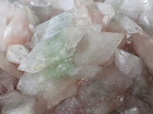 Fluorapophyllite-(K), Stilbite-Ca<br />Distrito Pune (Distrito Poonah), Maharashtra, India<br />18 x 14 cm<br /> (Author: Volkmar Stingl)