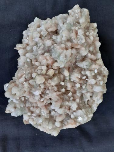 Fluorapophyllite-(K), Stilbite-Ca<br />Distrito Pune (Distrito Poonah), Maharashtra, India<br />18 x 14 cm<br /> (Author: Volkmar Stingl)