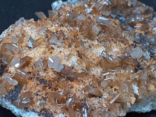 Hemimorphite, Cerussite<br />Galería Rudolf, nivel 5, Zona minera Bleiberg, Bad Bleiberg, Distrito Villach-Land, Carintia/Kärnten, Austria<br />6,5 x 4,5 cm<br /> (Author: Volkmar Stingl)