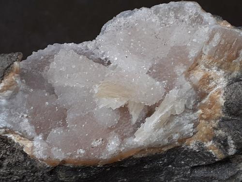 Heulandite, Quartz<br />Wildon (Weitendorf), Distrito Leibnitz, Estiria/Steiermark, Austria<br />19 x 8 cm<br /> (Author: Volkmar Stingl)