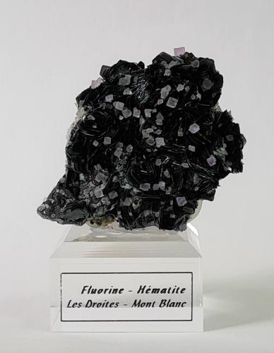 Hematite and Fluorite<br />Les Droites (cara sur), Mont Blanc, Chamonix, Haute-Savoie, Auvergne-Rhône-Alpes, Francia<br />60mm x 55mm *35 mm<br /> (Author: Philippe Durand)