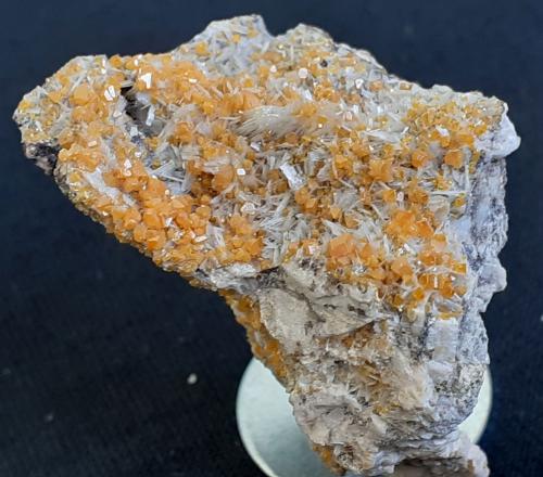 Wulfenite, Barite<br />Mina Maoniuping, Mianning, Prefectura autónoma Liangshan, Provincia Sichuan, China<br />3,5 x 2,5 cm<br /> (Author: Volkmar Stingl)