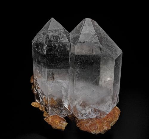 Quartz, Scheelite<br />Mina Pingwu, Huya, Monte Xuebaoding, Pingwu, Prefectura Mianyang, Provincia Sichuan, China<br />8.0 x 6.2 cm<br /> (Author: am mizunaka)