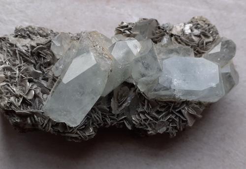 Beryl (variety Aquamarine), Muscovite<br />Monte Xuebaoding, Pingwu, Prefectura Mianyang, Provincia Sichuan, China<br />9,5 x 4,5 cm<br /> (Author: Volkmar Stingl)