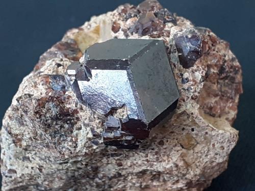 Garnet (variety Grossular)<br />Mina Fushan, She, Prefectura Handan, Provincia Hebei, China<br />4 x 4 cm<br /> (Author: Volkmar Stingl)