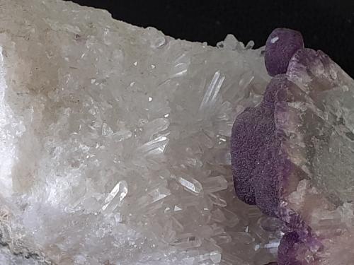 Fluorite, Quartz<br />Baimashan tunnel (construction site), Qianbaxia, Wuyishan, Nanping Prefecture, Fujian Province, China<br />6 x 5,5 cm<br /> (Author: Volkmar Stingl)