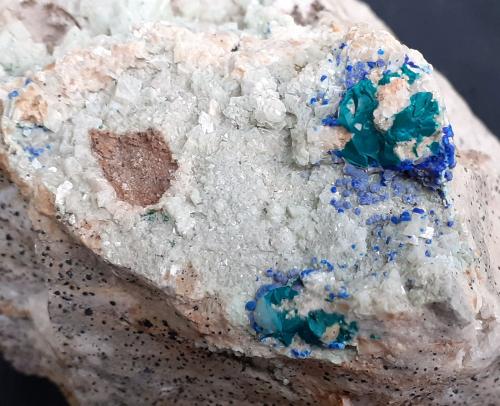 Azurite, Malachite, Dolomite<br />Distrito minero Ringenwechsel, Troi, Distrito Schwaz, Valle Inn, Tirol Norte, Tirol, Austria<br />FoV ca. 4,5 x 3,5 cm<br /> (Author: Volkmar Stingl)