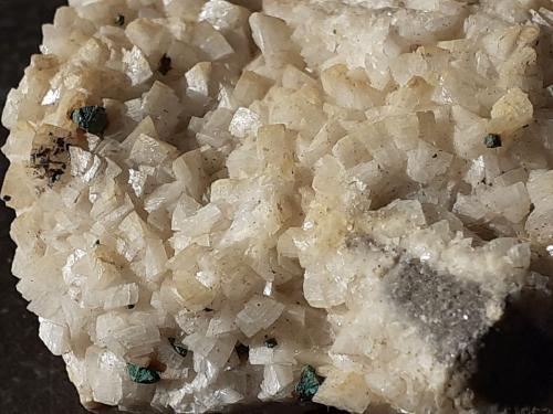 Dolomite, Chalcopyrite, Malachite<br />Kamsdorf, Unterwellenborn, Distrito Saalfeld-Rudolstadt, Turingia/Thüringen, Alemania<br />6 x 4 cm<br /> (Author: Volkmar Stingl)