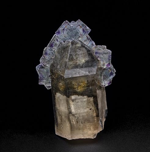 Quartz (variety smoky quartz), Fluorite<br />Kara-Oba, Desierto Betpak-Dala (Bet-Pak-Dala), Región Karaganda, Kazajstán<br />6.7 x 4.3 cm<br /> (Author: am mizunaka)