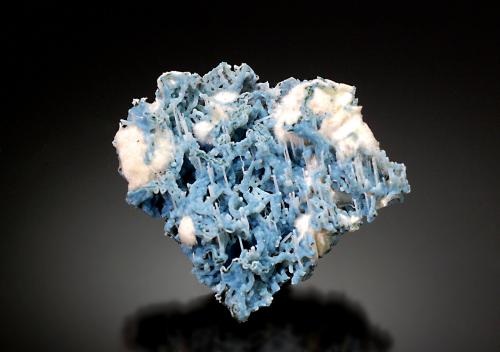 Quartz (variety chalcedony)<br />Aurangabad, Distrito Aurangabad, Maharashtra, India<br />3.9 x 4.1 cm<br /> (Author: Michael Shaw)