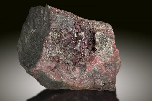 Cinabrio<br />Mina Almadén, Almadén, Comarca Valle de Alcudia, Ciudad Real, Castilla-La Mancha, España<br />9x7cm, cristales de 1cm, grupo de 2.5x2cm<br /> (Autor: Raul Vancouver)