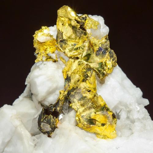 Gold on Quartz<br />Mina Sasar, Baia Mare, Maramures, Rumanía<br />Specimen size: 6 × 3.7 × 6 cm<br /> (Author: Jordi Fabre)