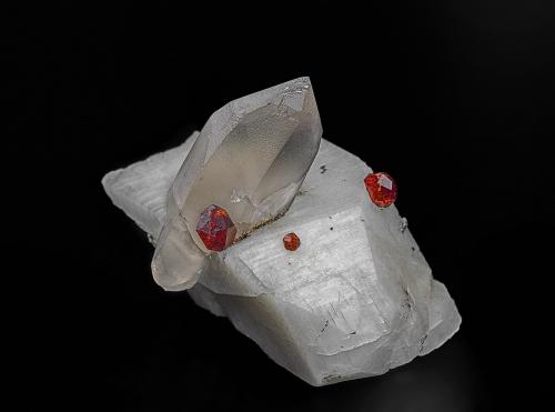 Quartz (variety smoky quartz), Spessartine, Microcline<br />Mina Audrey Lynn, Monte Little Cahuilla, Distrito Cahuilla, Condado Riverside, California, USA<br />5.5 x 4.0 cm<br /> (Author: am mizunaka)