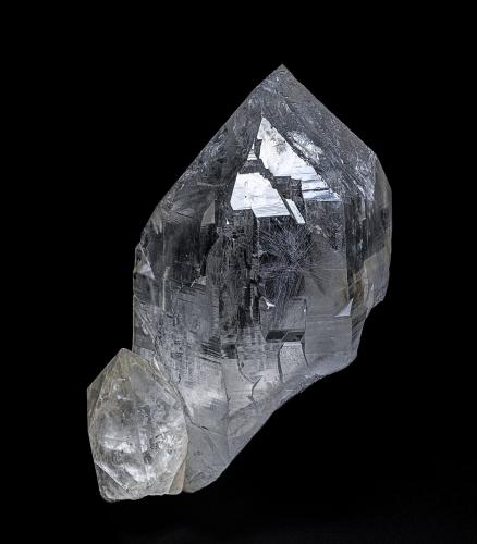 Quartz, Rutile<br />Distrito Kullu, Himachal Pradesh, India<br />14.0 x 8.0 cm<br /> (Author: am mizunaka)