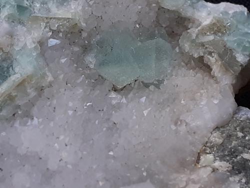 Fluorite, Quartz<br />Yongping, Yanshan, Prefectura Shangrao, Provincia Jiangxi, China<br />6,5 x 4 cm<br /> (Author: Volkmar Stingl)