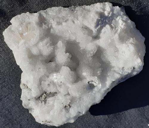 Calcite, Pyrite<br />Albvorlandtunnel, Wendlingen, Distrito Esslingen, Región Stuttgart, Baden-Württemberg, Alemania<br />6,5 x 5 cm<br /> (Author: Volkmar Stingl)