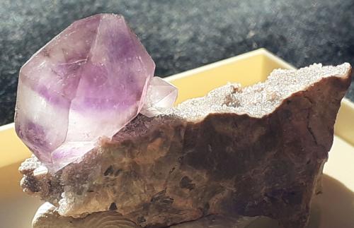 Quartz (variety amethyst)<br />Priozersk, Distrito Balkhash, Región Karaganda, Kazajstán<br />4 x 1,5 cm<br /> (Author: Volkmar Stingl)