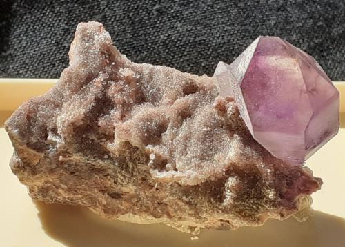 Quartz (variety amethyst)<br />Priozersk, Distrito Balkhash, Región Karaganda, Kazajstán<br />4 x 1,5 cm<br /> (Author: Volkmar Stingl)