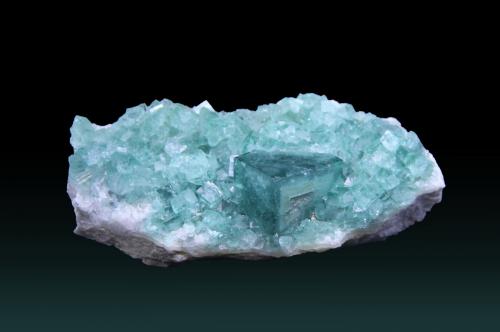 Fluorite<br />Zona Mandronarivo, Distrito Beroroha, Región Atsimo-Andrefana, Madagascar<br />103mm x 48mm x 35mm. Main cube 23mm x 18mm<br /> (Author: Firmo Espinar)