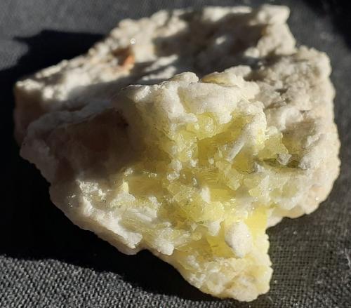 Sulphur, Gypsum<br />Madritschjoch, Gruppo Ortles-Cevedale (Ortlergruppe), Sulden/Solda, Provincia autónoma Tirol del Sur, Trentino-Alto Adige (Trentino-Südtirol), Italia<br />4 x 3,5 cm<br /> (Author: Volkmar Stingl)