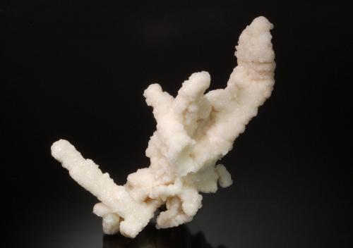 Calcite<br />Mina Boldut, zona minera Cavnic, Cavnic, Maramures, Rumanía<br />17.0 x 9.0 x 5.0 cm<br /> (Author: Michael Shaw)