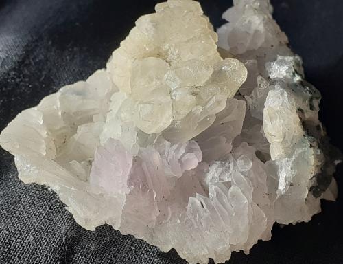 Calcite on Quartz (variety amethyst)<br />Ametista do Sul, Región Alto Uruguai, Rio Grande do Sul, Brasil<br />6 x 5 cm<br /> (Author: Volkmar Stingl)