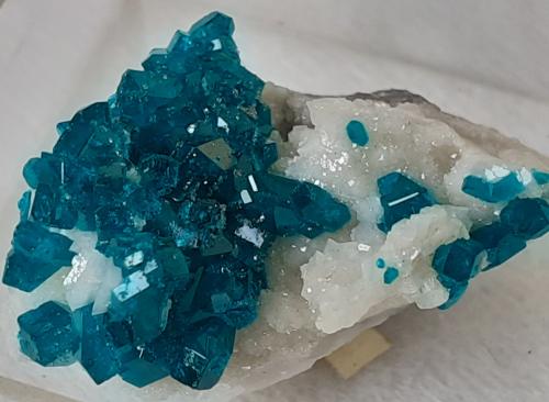 Dioptase, Quartz<br />Mina Tsumeb, Tsumeb, Región Otjikoto, Namibia<br />2,5 x 1,5 cm<br /> (Author: Volkmar Stingl)