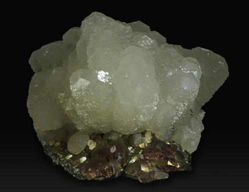 Calcite<br />Mina Stan Trg (Stari Trg), Complejo Trepča, Valle Trepča, Kosovska Mitrovica, Distrito Kosovska Mitrovica, Kosovo<br />90 x 70 x 60 mm<br /> (Author: Rob Schnerr)